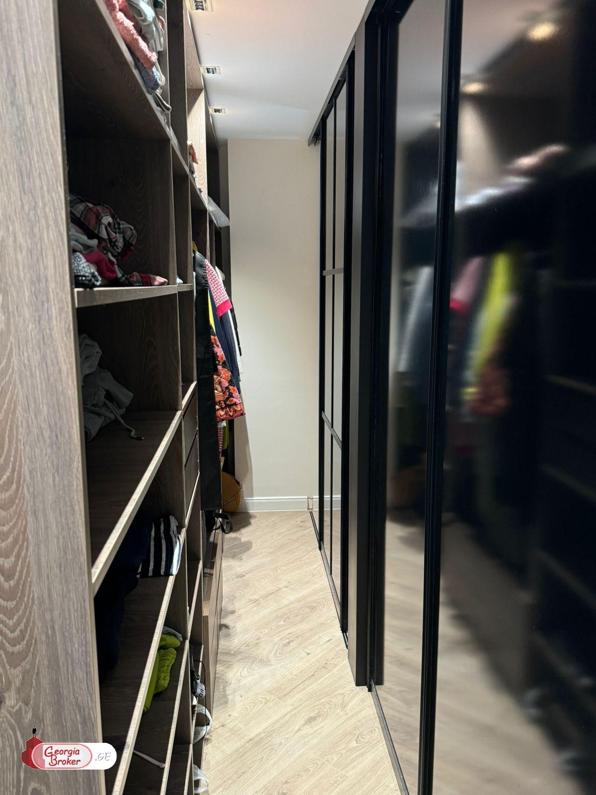 იყიდება ახალი გარემონტებული 5 ოთახიანი ბინა