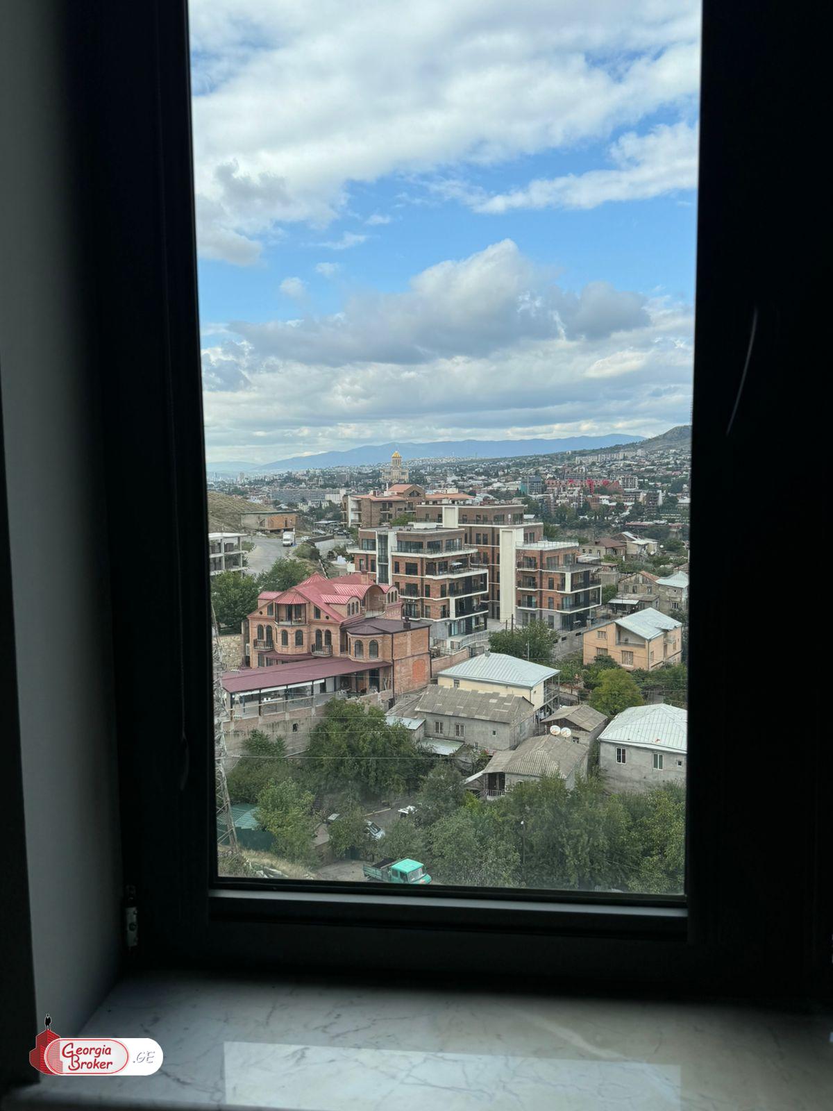 იყიდება ახალი გარემონტებული 5 ოთახიანი ბინა