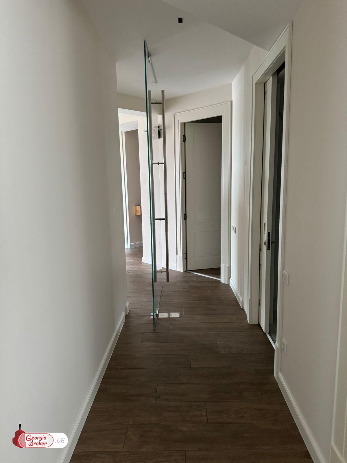 იყიდება ახალი გარემონტებული 5 ოთახიანი ბინა