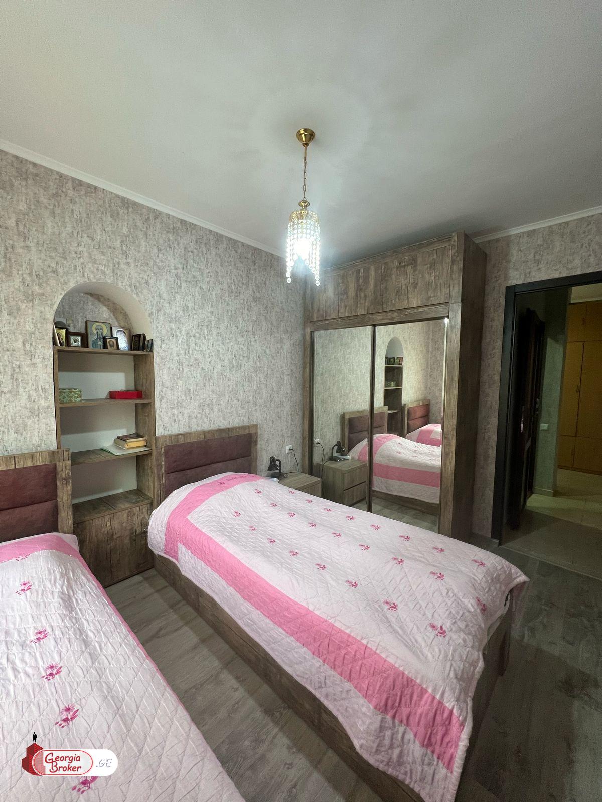 продается квартира с новым ремонтом 4-комнаты