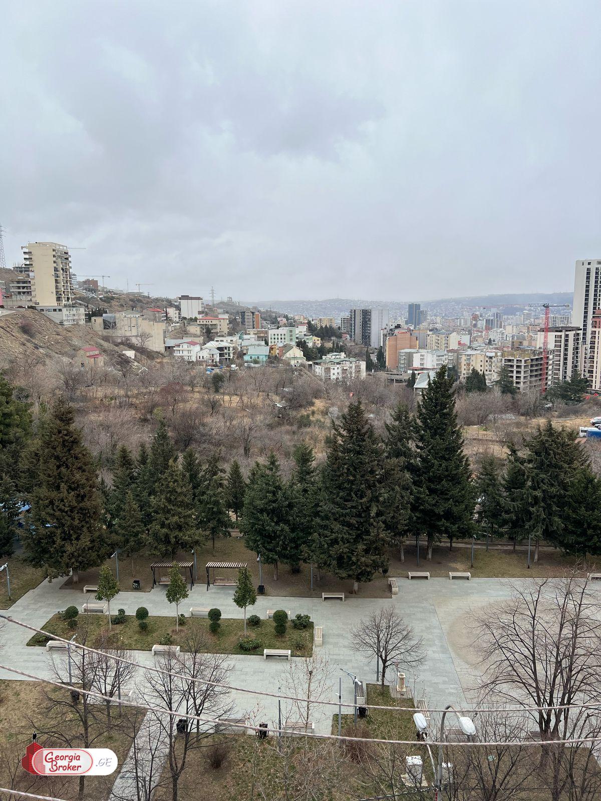 продается квартира с новым ремонтом 4-комнаты