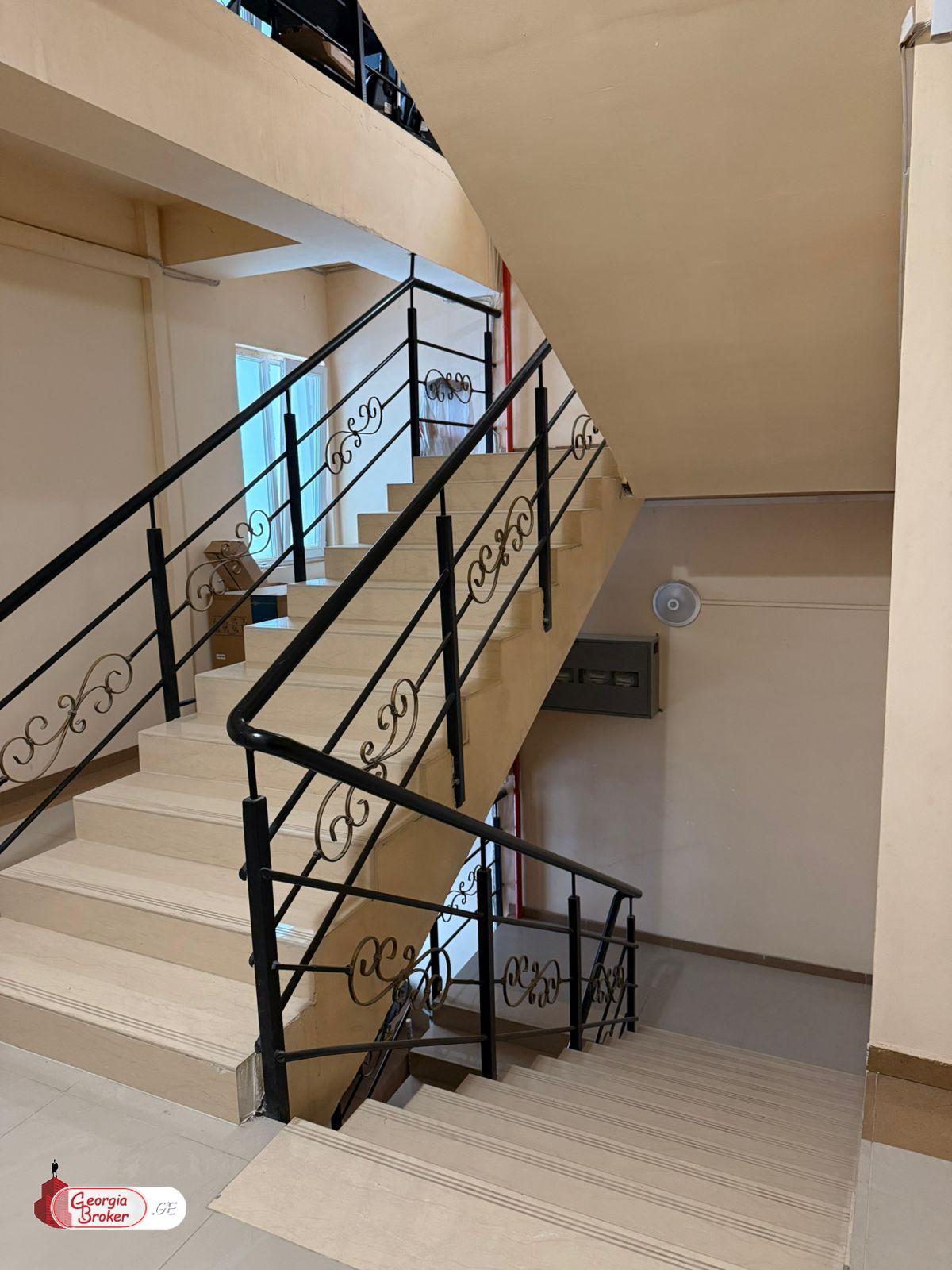 продается квартира с новым ремонтом 3-комнаты