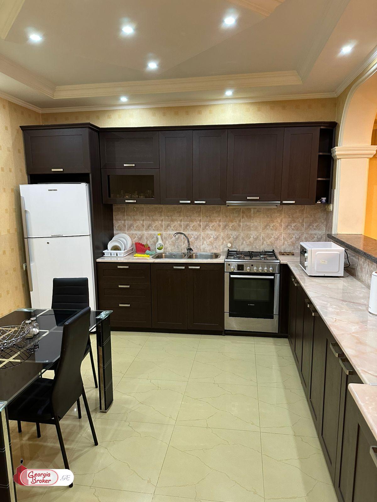 იყიდება ახალი გარემონტებული 4 ოთახიანი ბინა