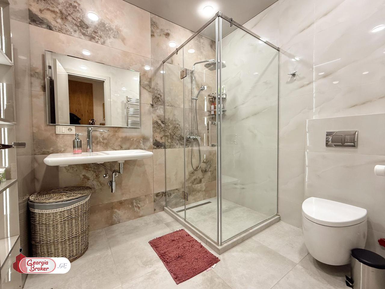 продается квартира с новым ремонтом 3-комнаты