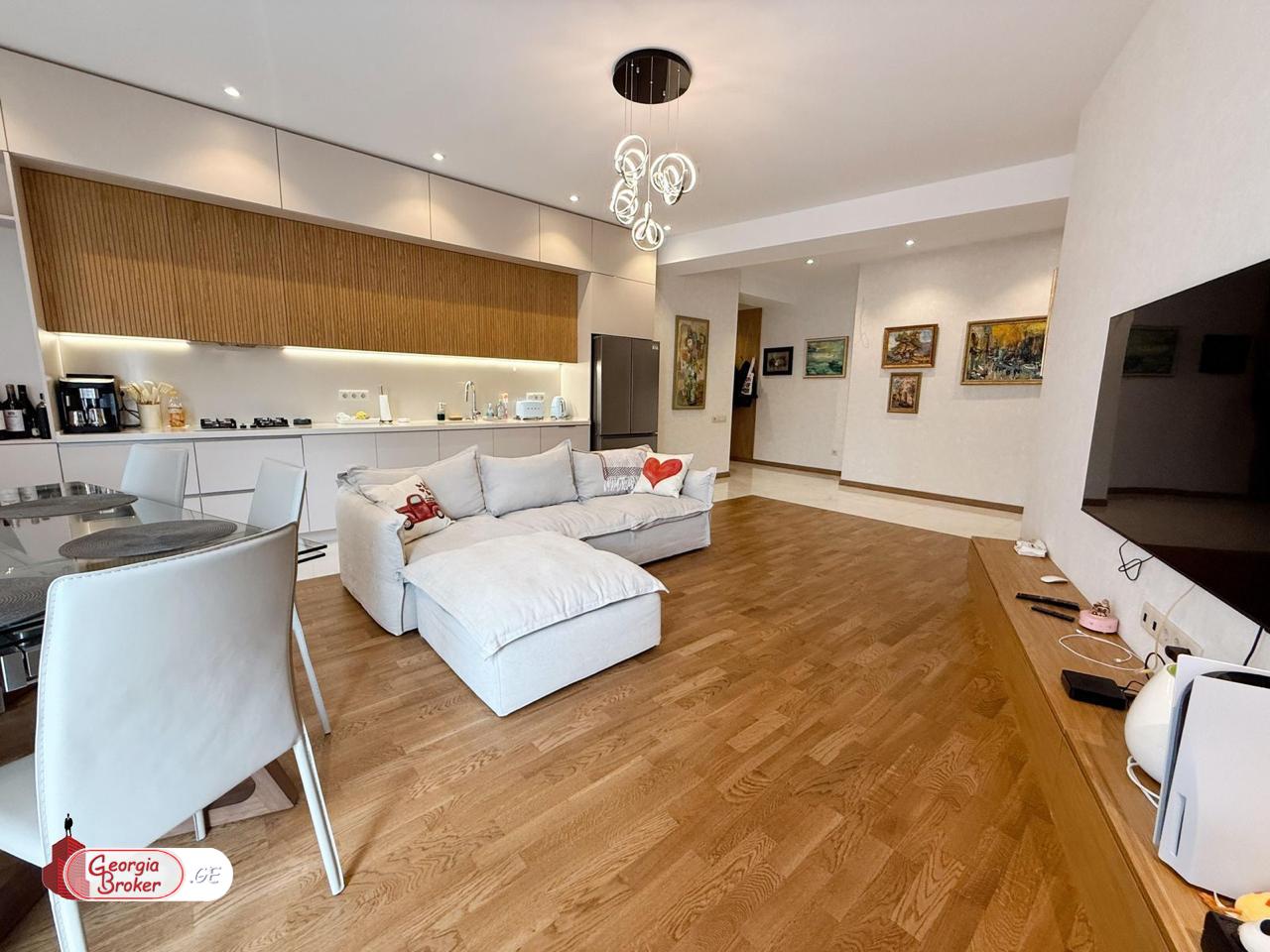 продается квартира с новым ремонтом 3-комнаты