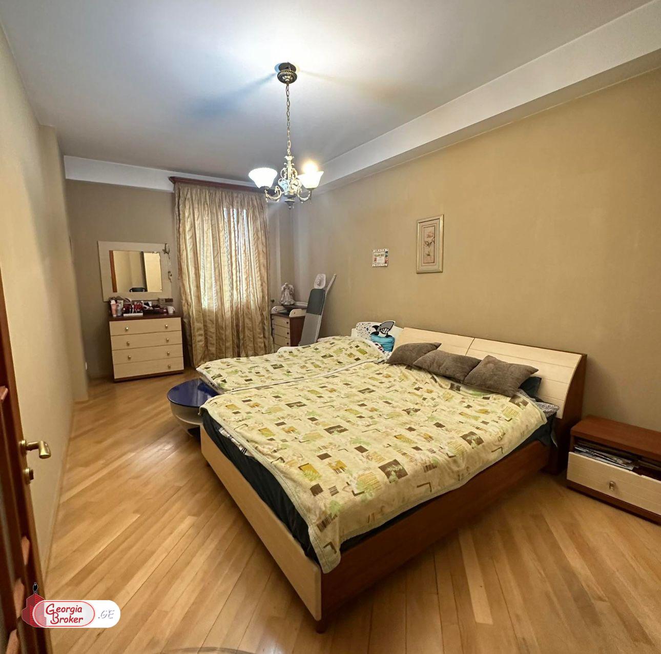 იყიდება ახალი გარემონტებული 4 ოთახიანი ბინა