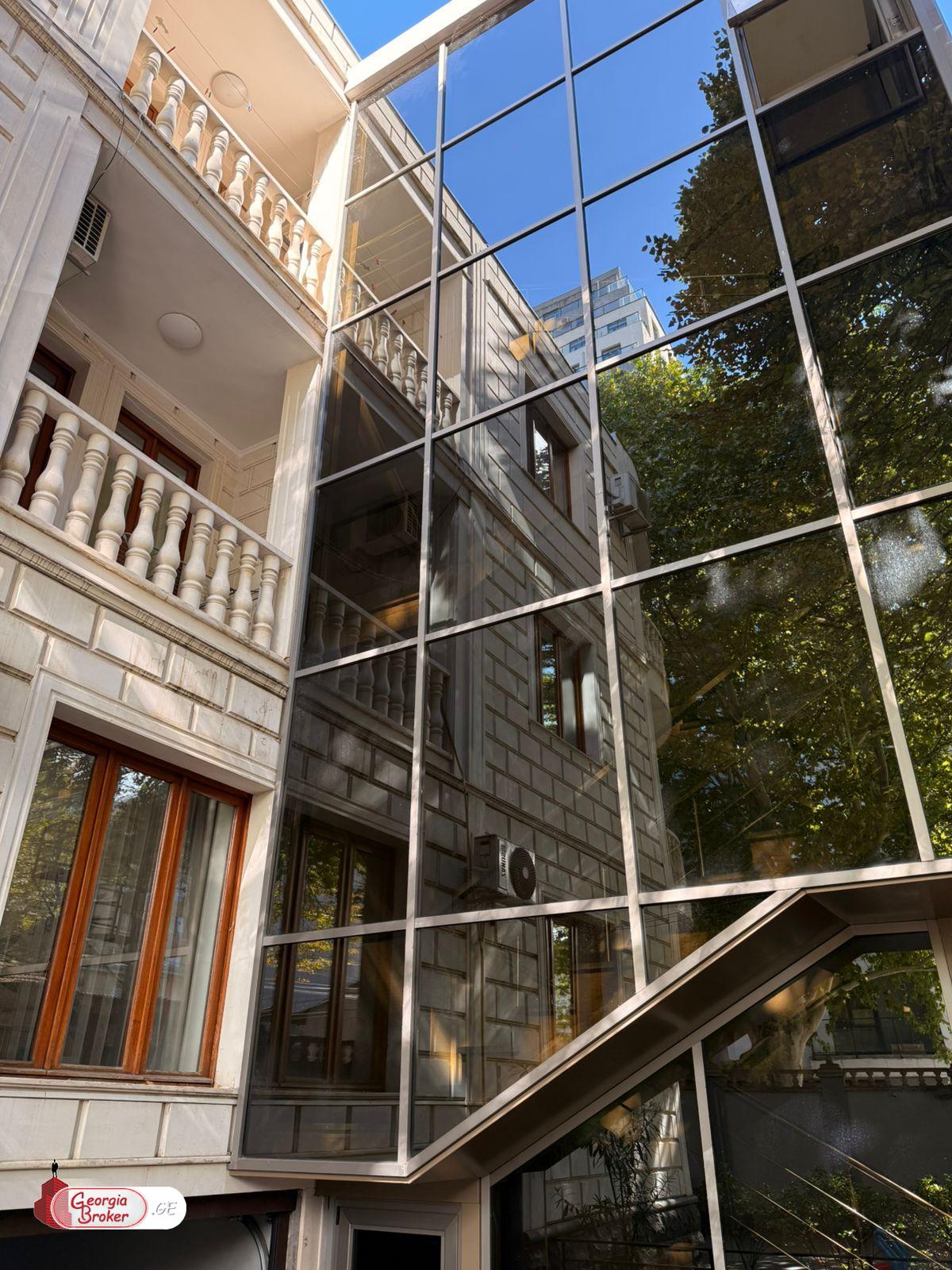 იყიდება ახალი გარემონტებული 14 ოთახიანი ბინა