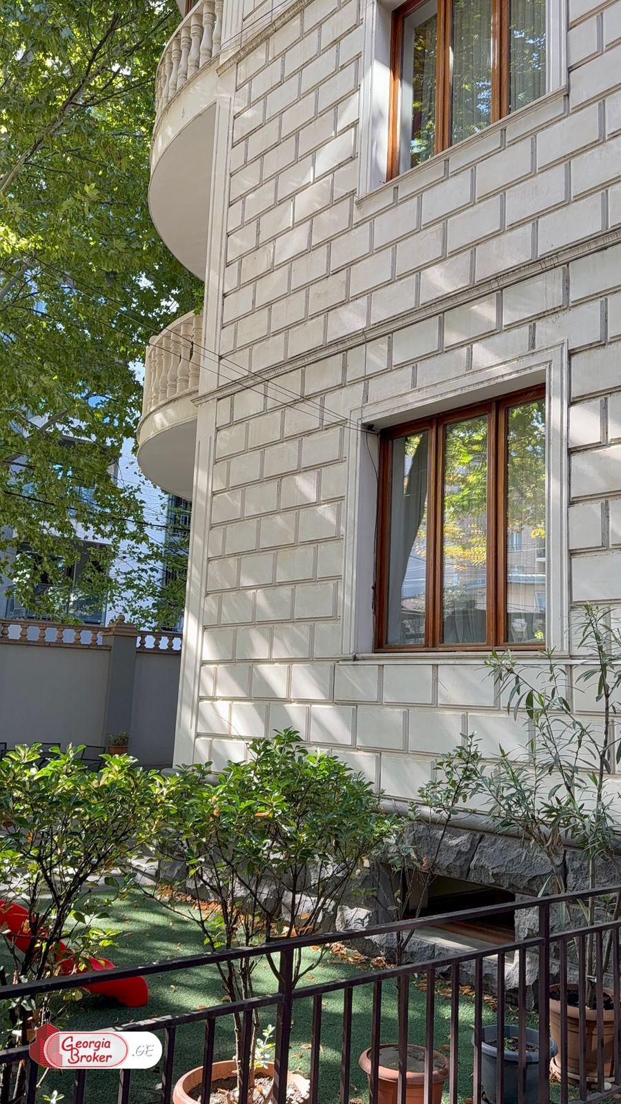 იყიდება ახალი გარემონტებული 14 ოთახიანი ბინა