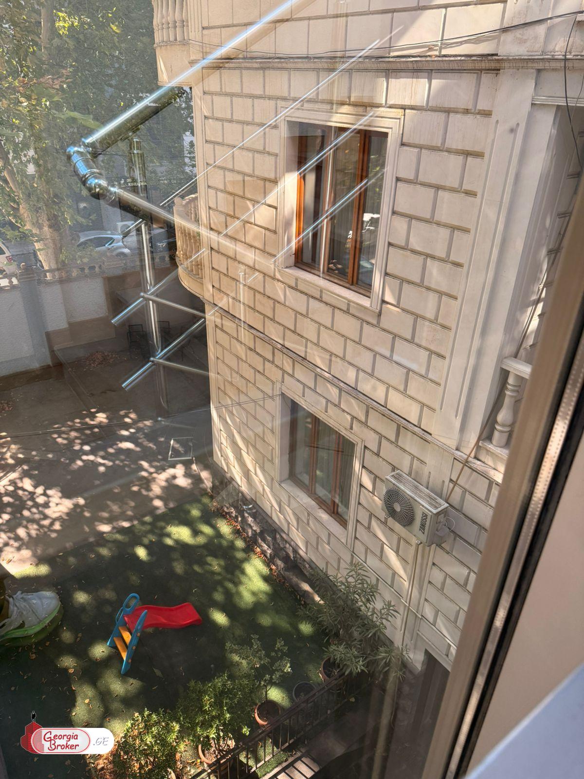 იყიდება ახალი გარემონტებული 14 ოთახიანი ბინა