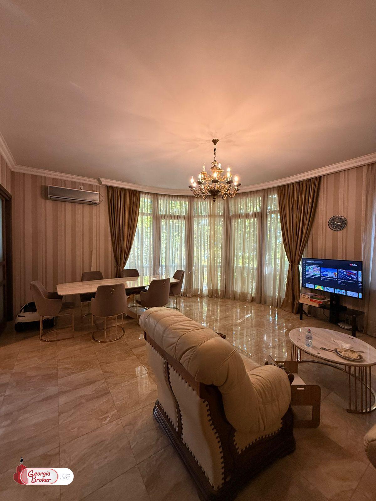 იყიდება ახალი გარემონტებული 14 ოთახიანი ბინა