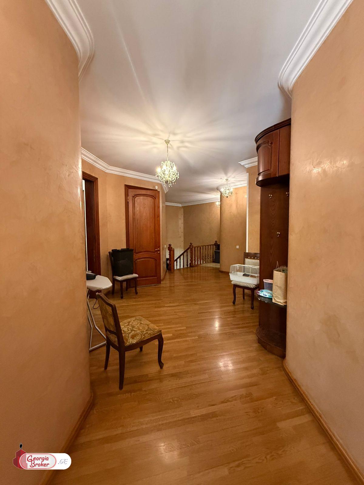 იყიდება ახალი გარემონტებული 14 ოთახიანი ბინა