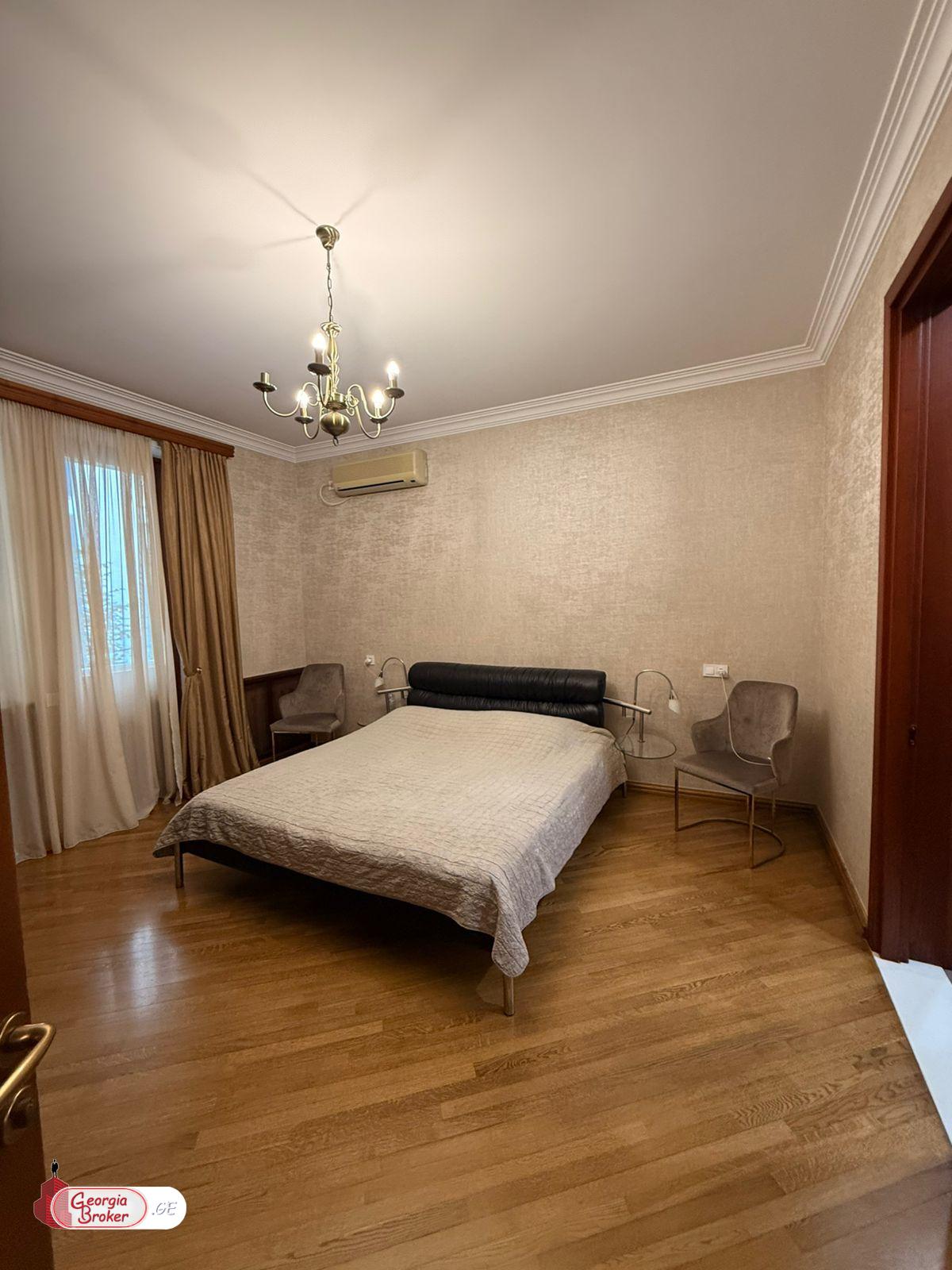 იყიდება ახალი გარემონტებული 14 ოთახიანი ბინა