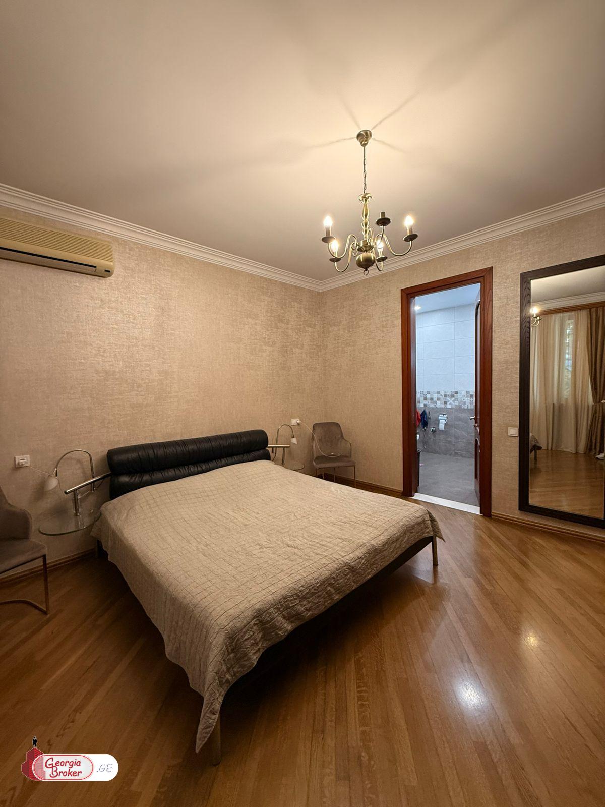 იყიდება ახალი გარემონტებული 14 ოთახიანი ბინა