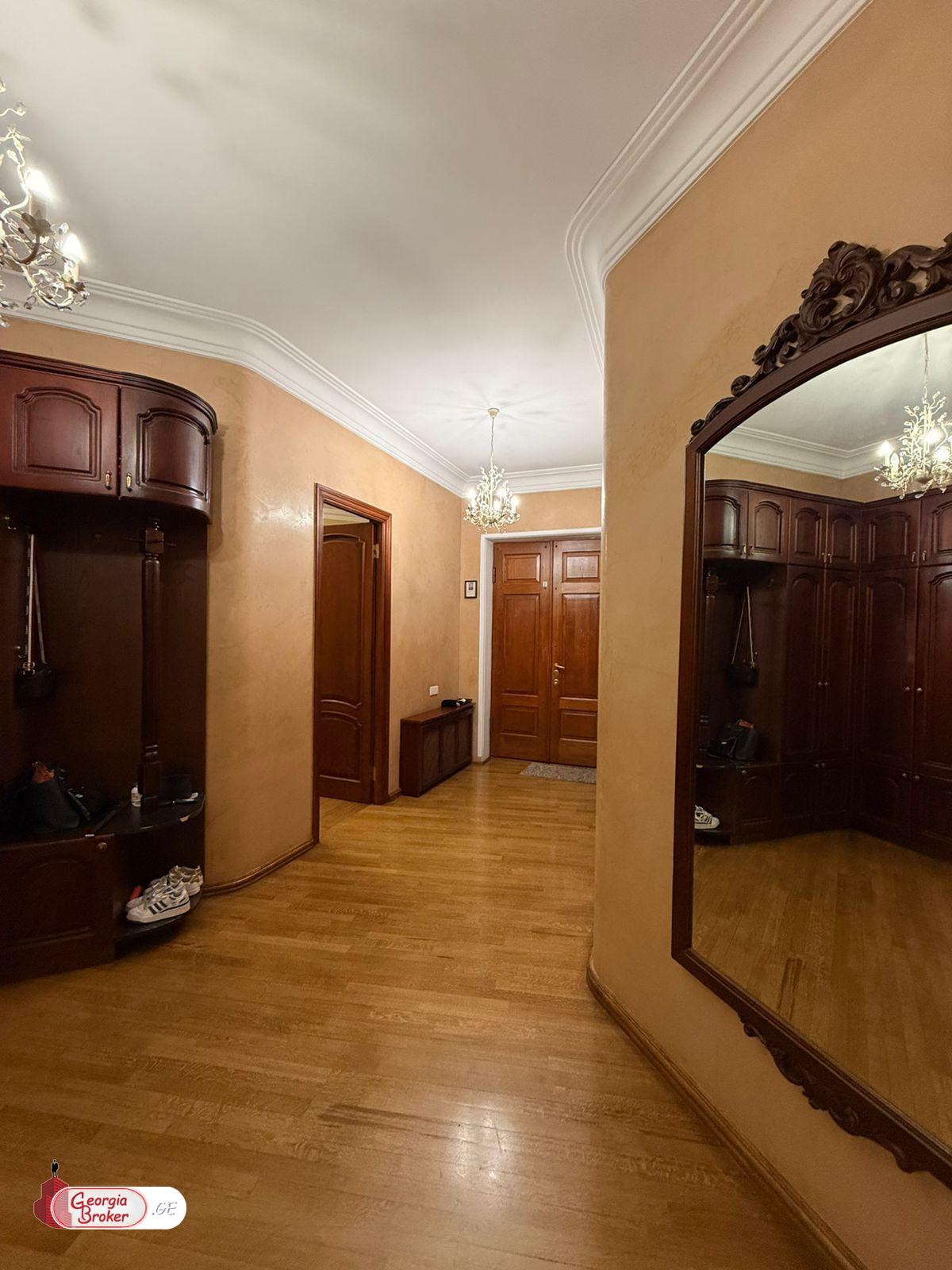 იყიდება ახალი გარემონტებული 14 ოთახიანი ბინა