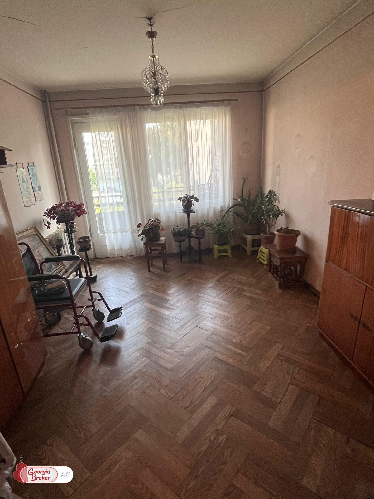 იყიდება ახალი გარემონტებული 5 ოთახიანი ბინა