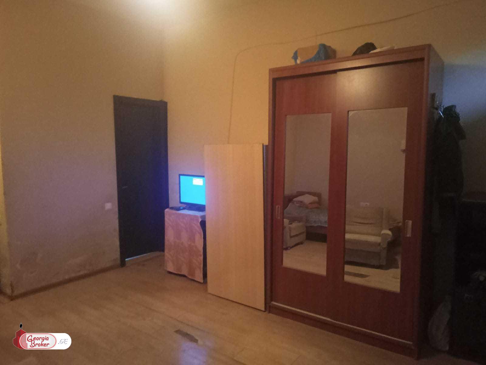 იყიდება ძველი გარემონტებული 1 ოთახიანი ბინა