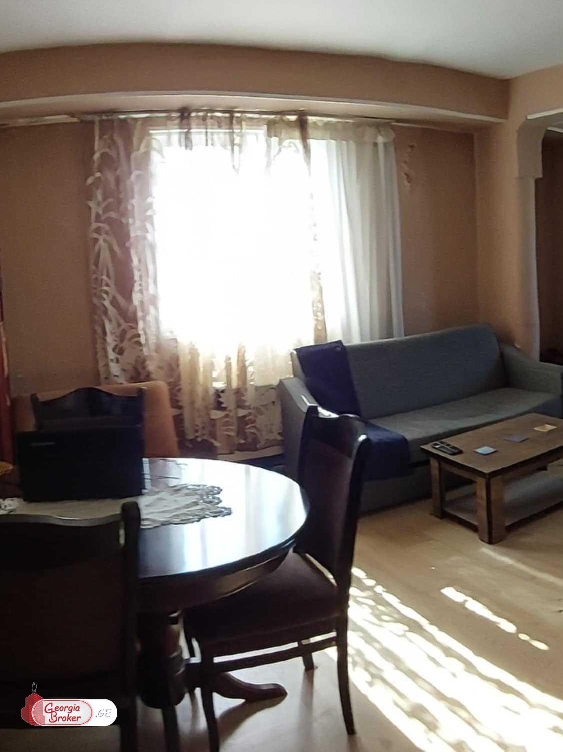 продается квартира со старым ремонтом 3-комнаты