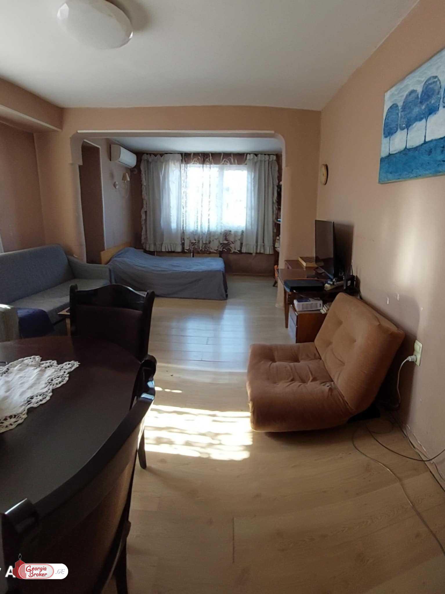 продается квартира со старым ремонтом 3-комнаты