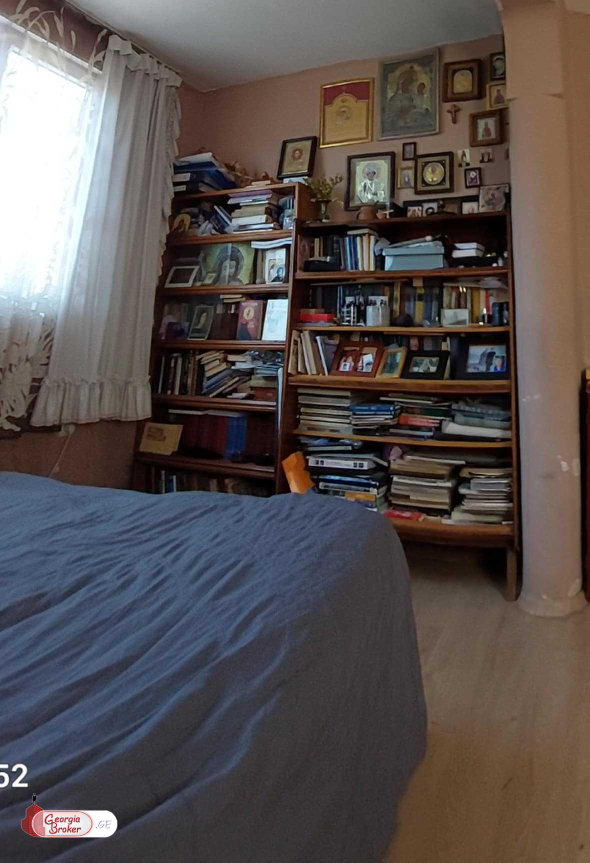 продается квартира со старым ремонтом 3-комнаты