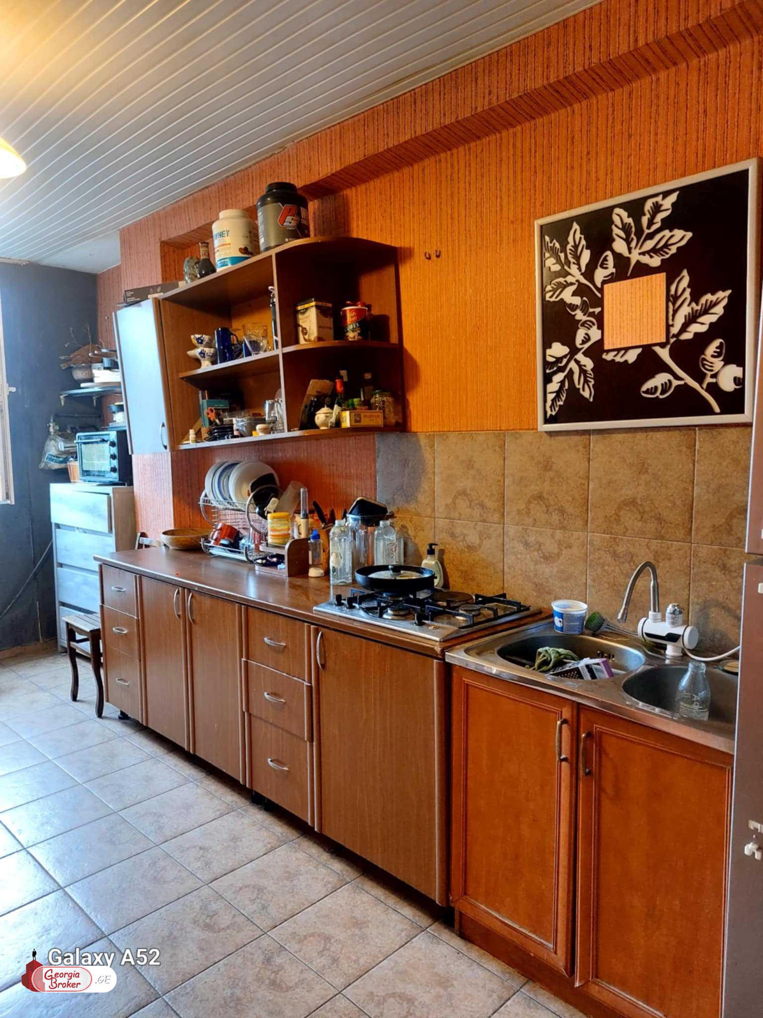 продается квартира со старым ремонтом 3-комнаты