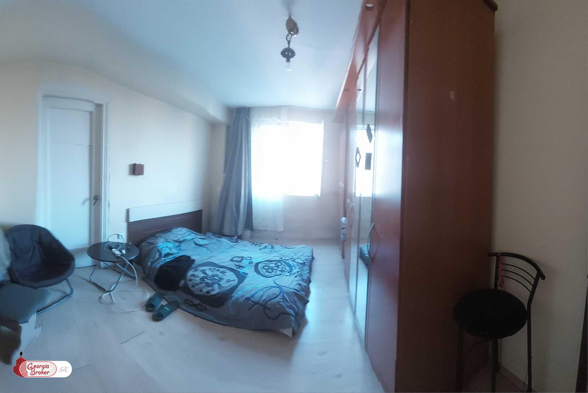 продается квартира со старым ремонтом 3-комнаты