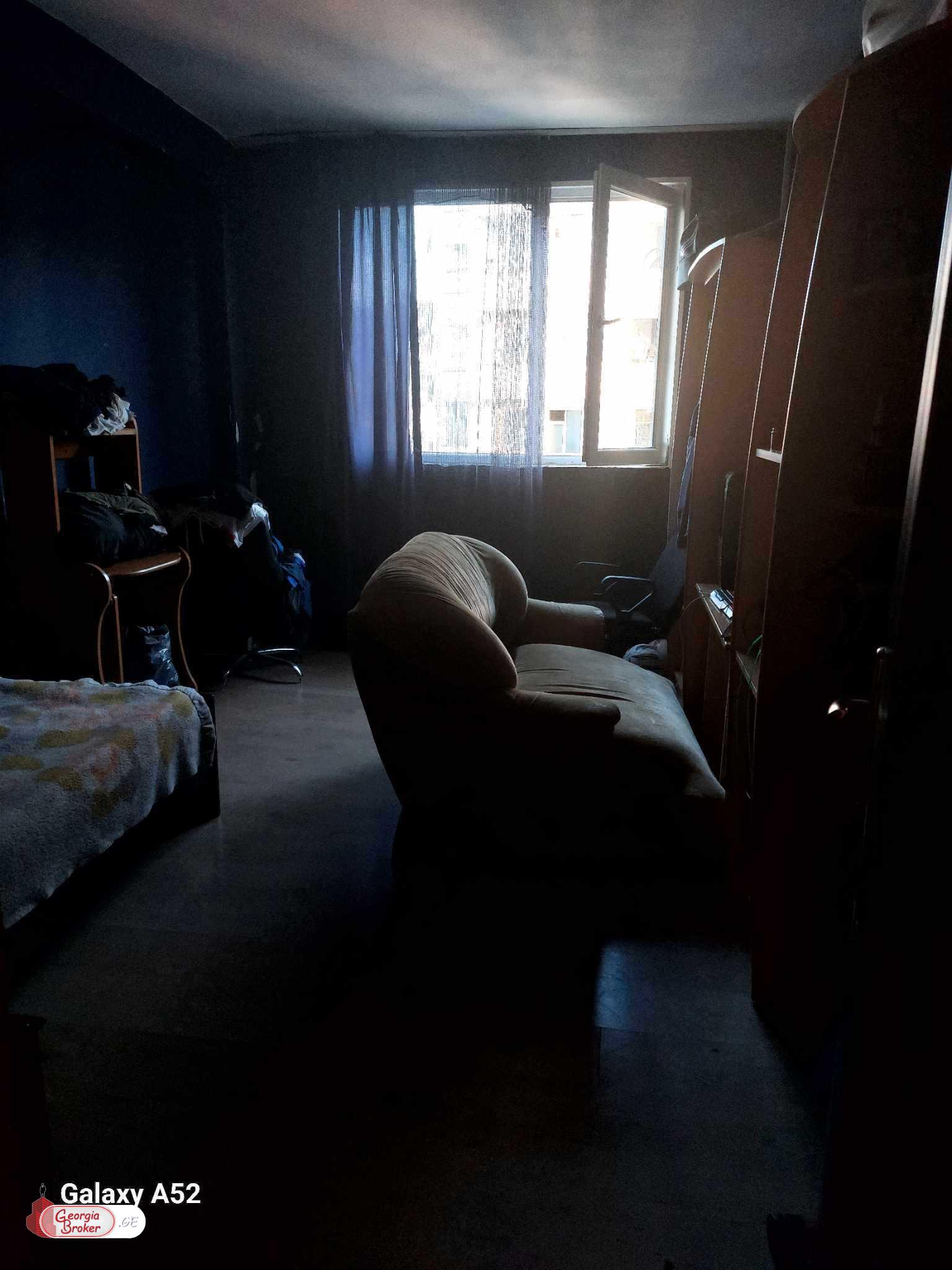 продается квартира со старым ремонтом 3-комнаты