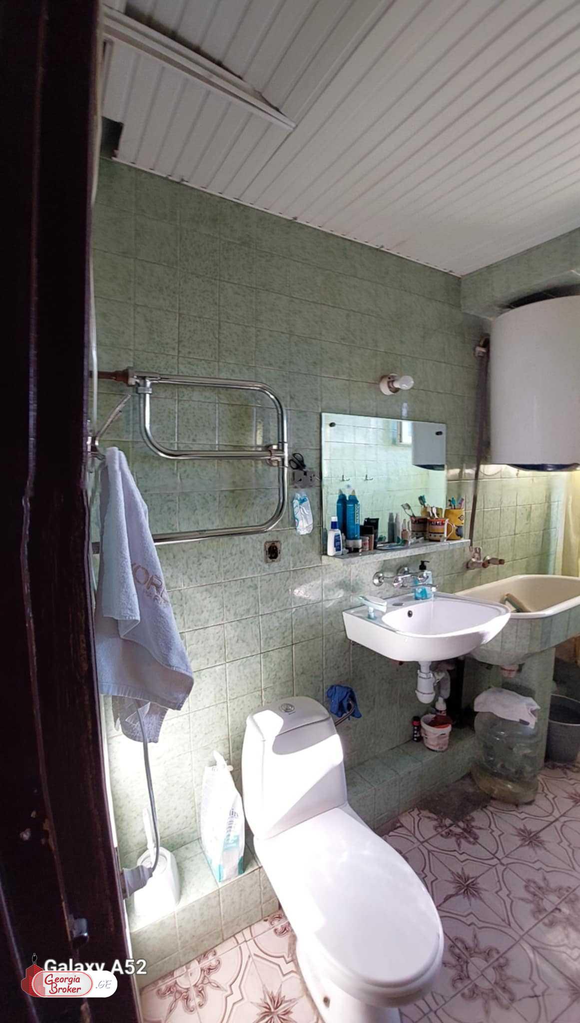 продается квартира со старым ремонтом 3-комнаты