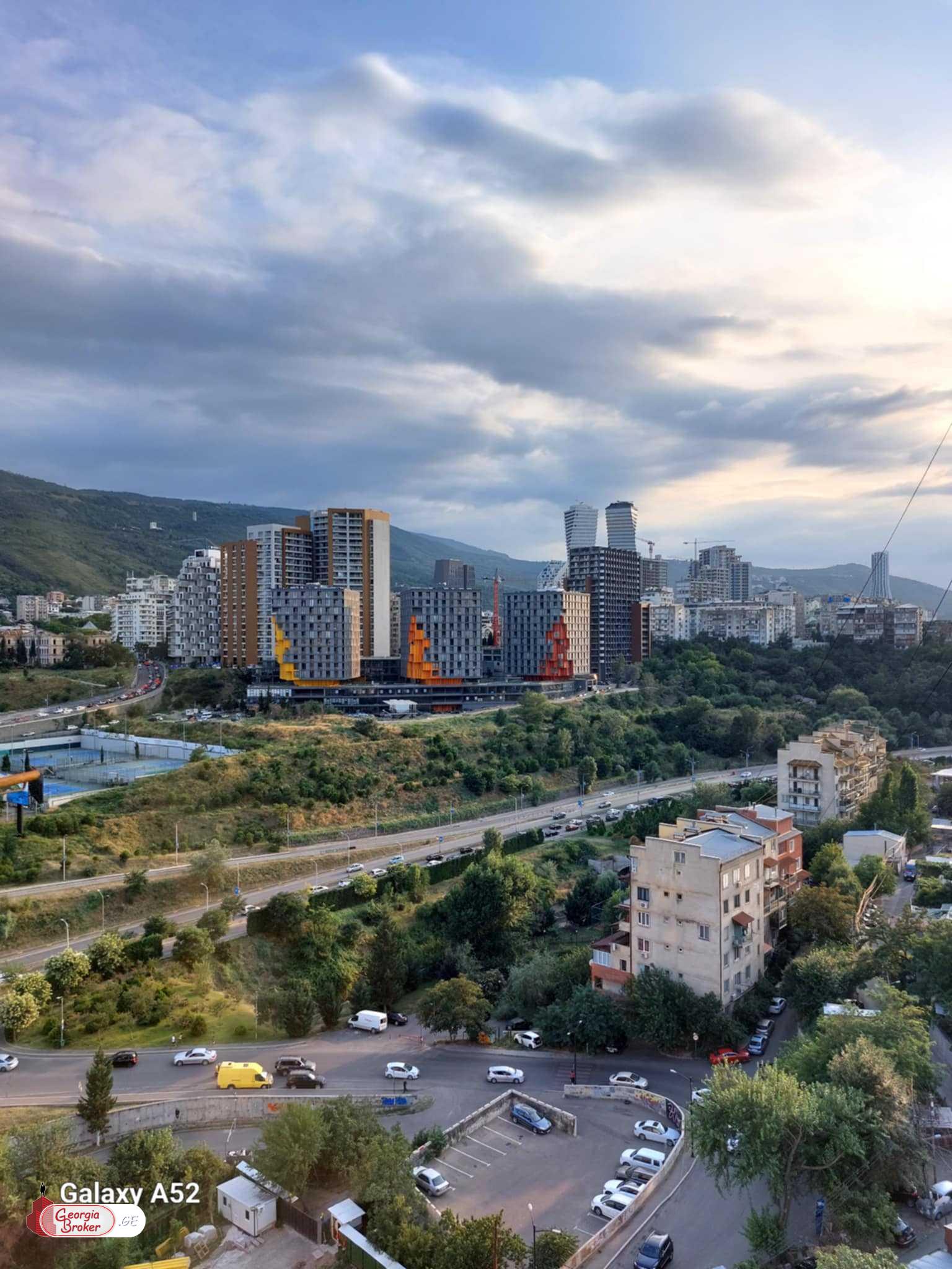 продается квартира со старым ремонтом 3-комнаты