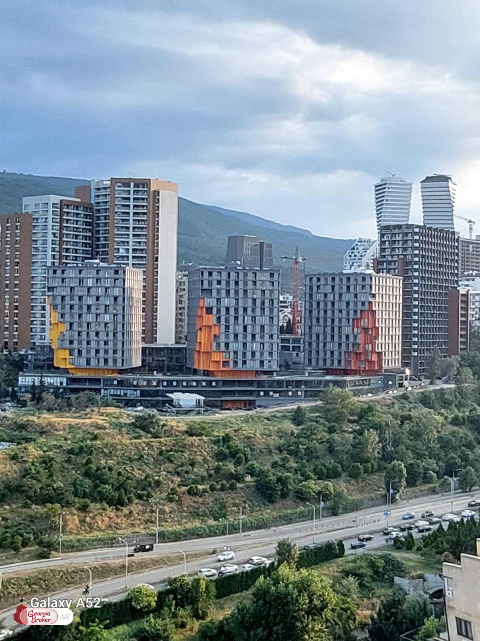 продается квартира со старым ремонтом 3-комнаты