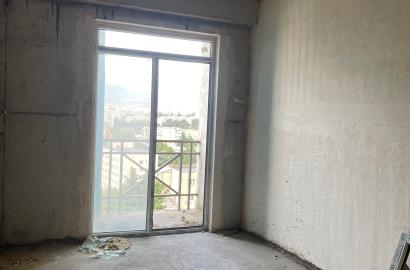 იყიდება ახალი აშენებული 5 ოთახიანი ბინა