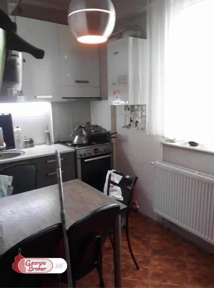 იყიდება ძველი გარემონტებული 2 ოთახიანი ბინა