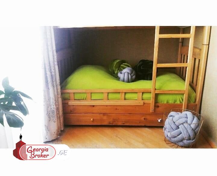 იყიდება ძველი გარემონტებული 2 ოთახიანი ბინა