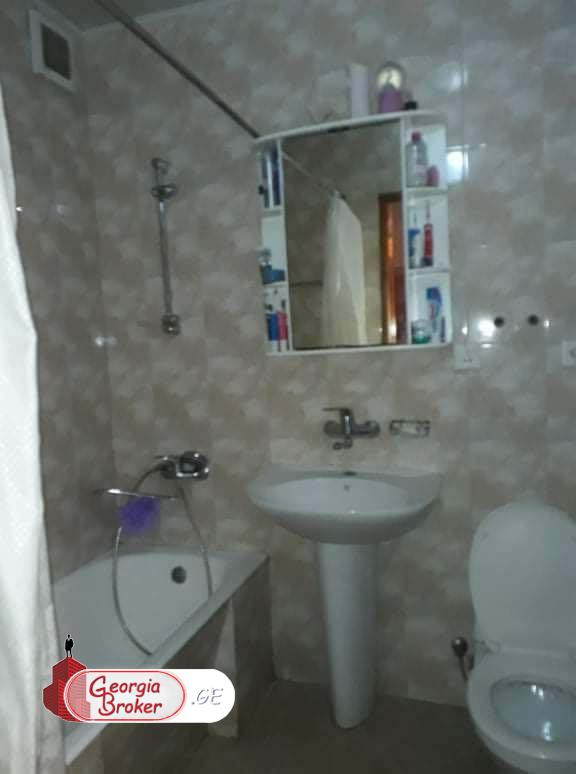 იყიდება ძველი გარემონტებული 2 ოთახიანი ბინა