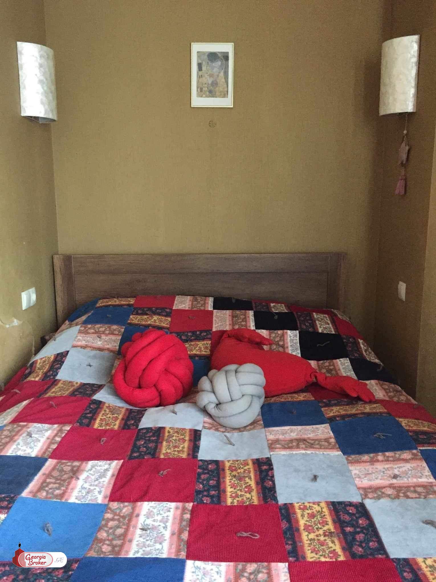 იყიდება ძველი გარემონტებული 2 ოთახიანი ბინა