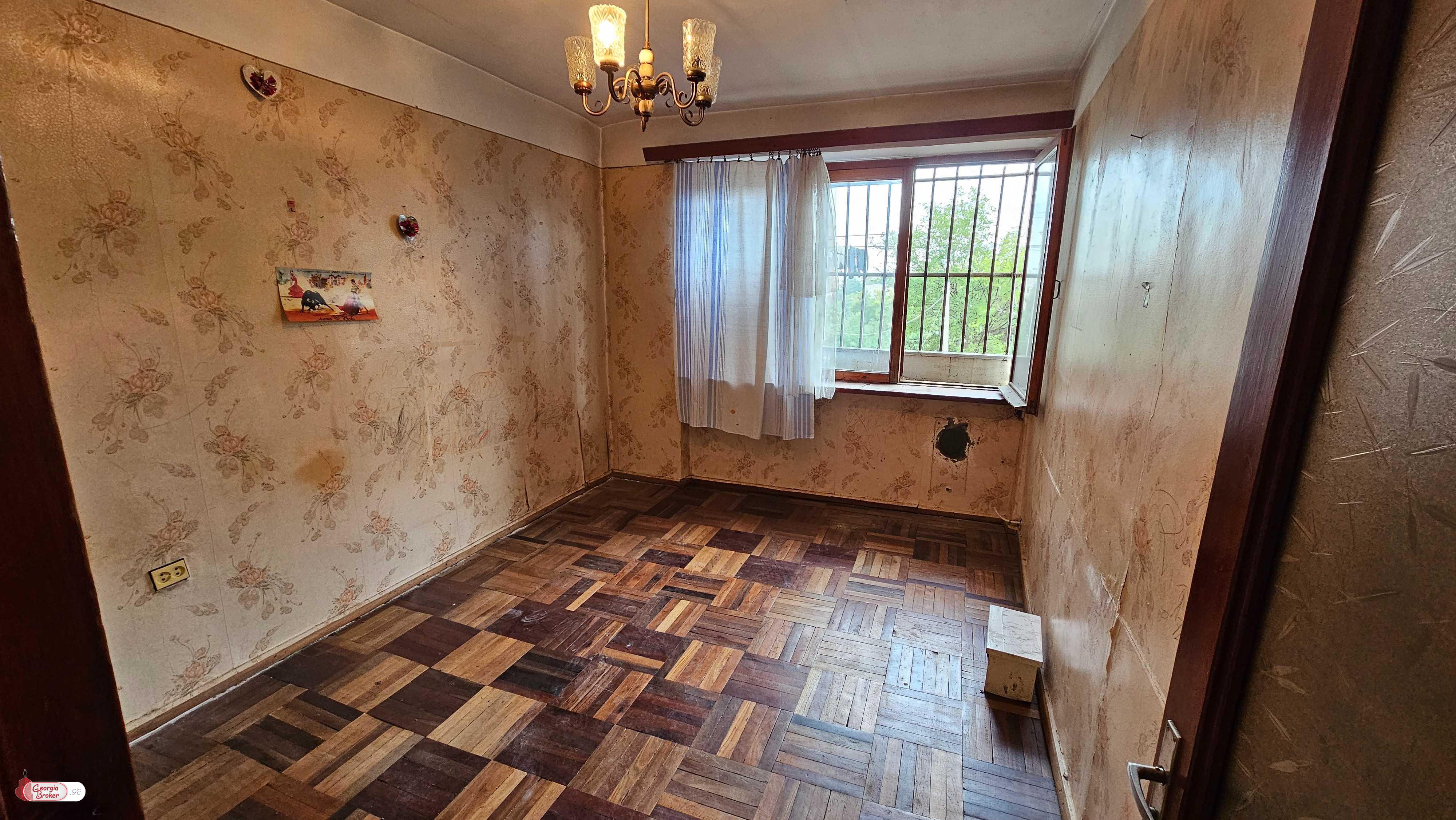 продается квартира без ремонта 4-комнаты