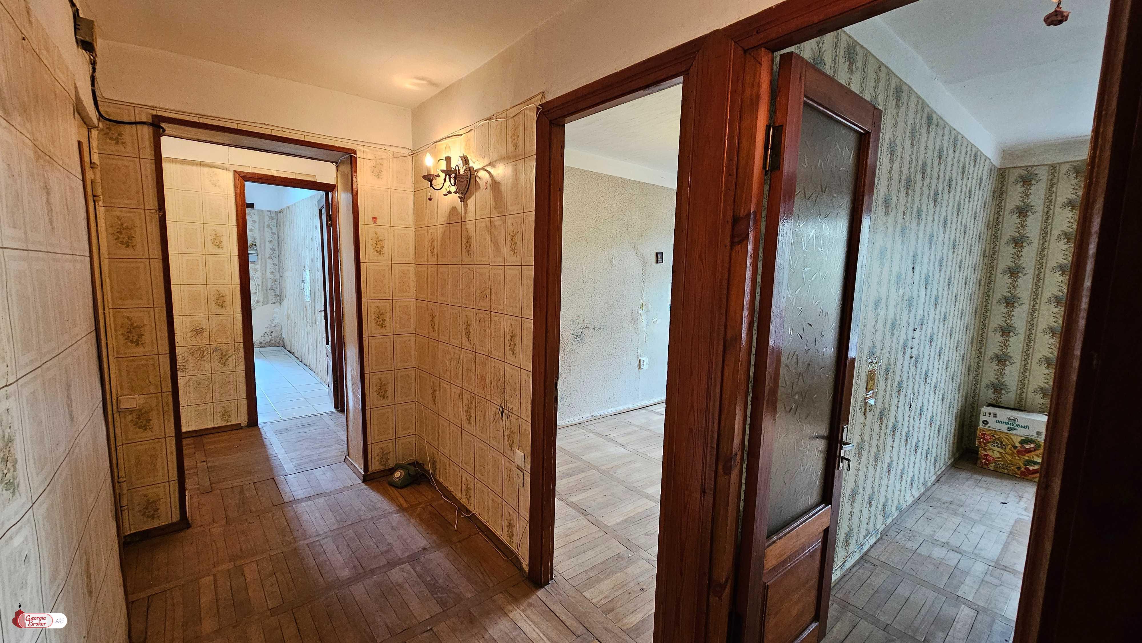 продается квартира без ремонта 4-комнаты