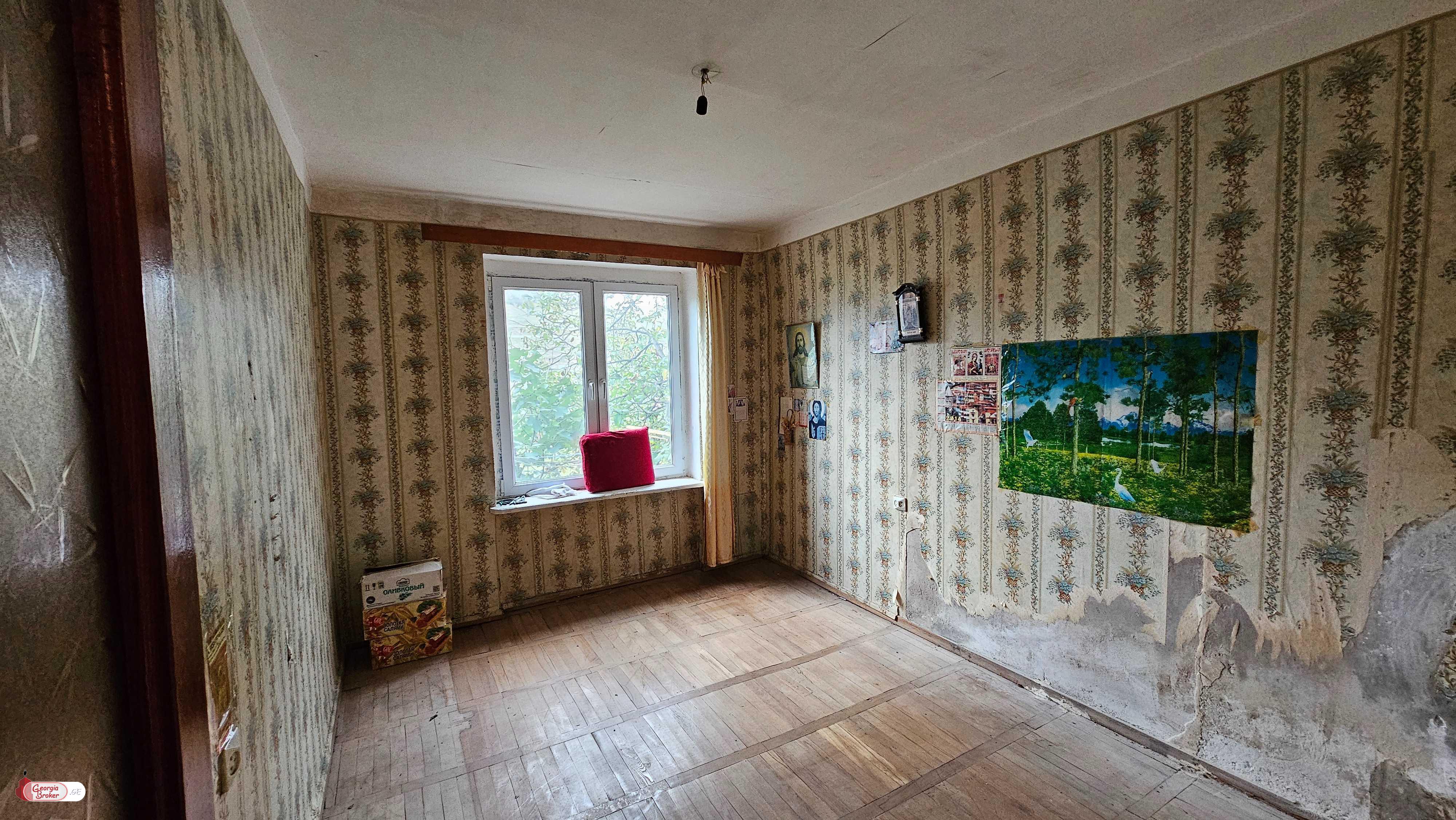 продается квартира без ремонта 4-комнаты