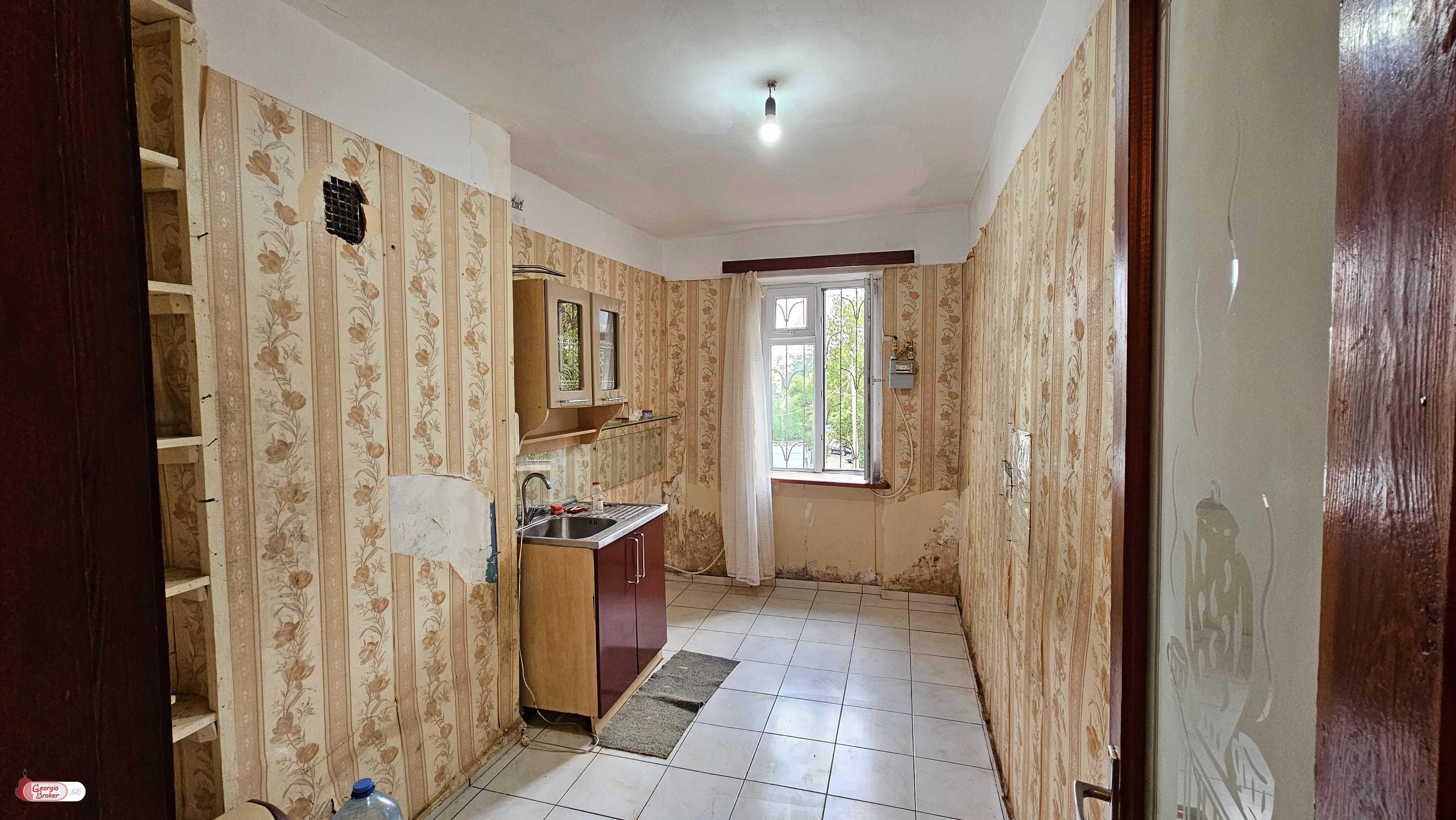 продается квартира без ремонта 4-комнаты