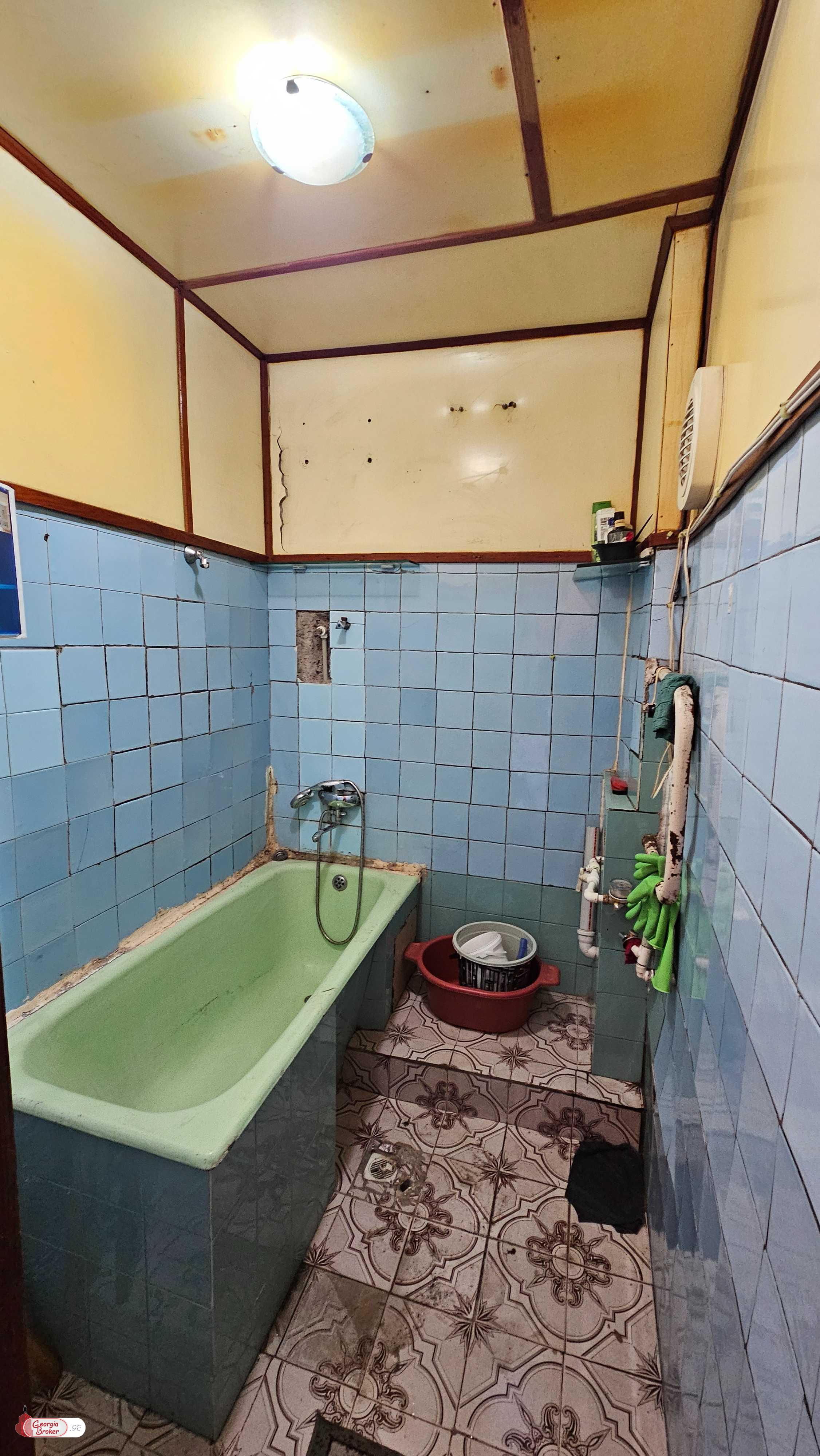 продается квартира без ремонта 4-комнаты