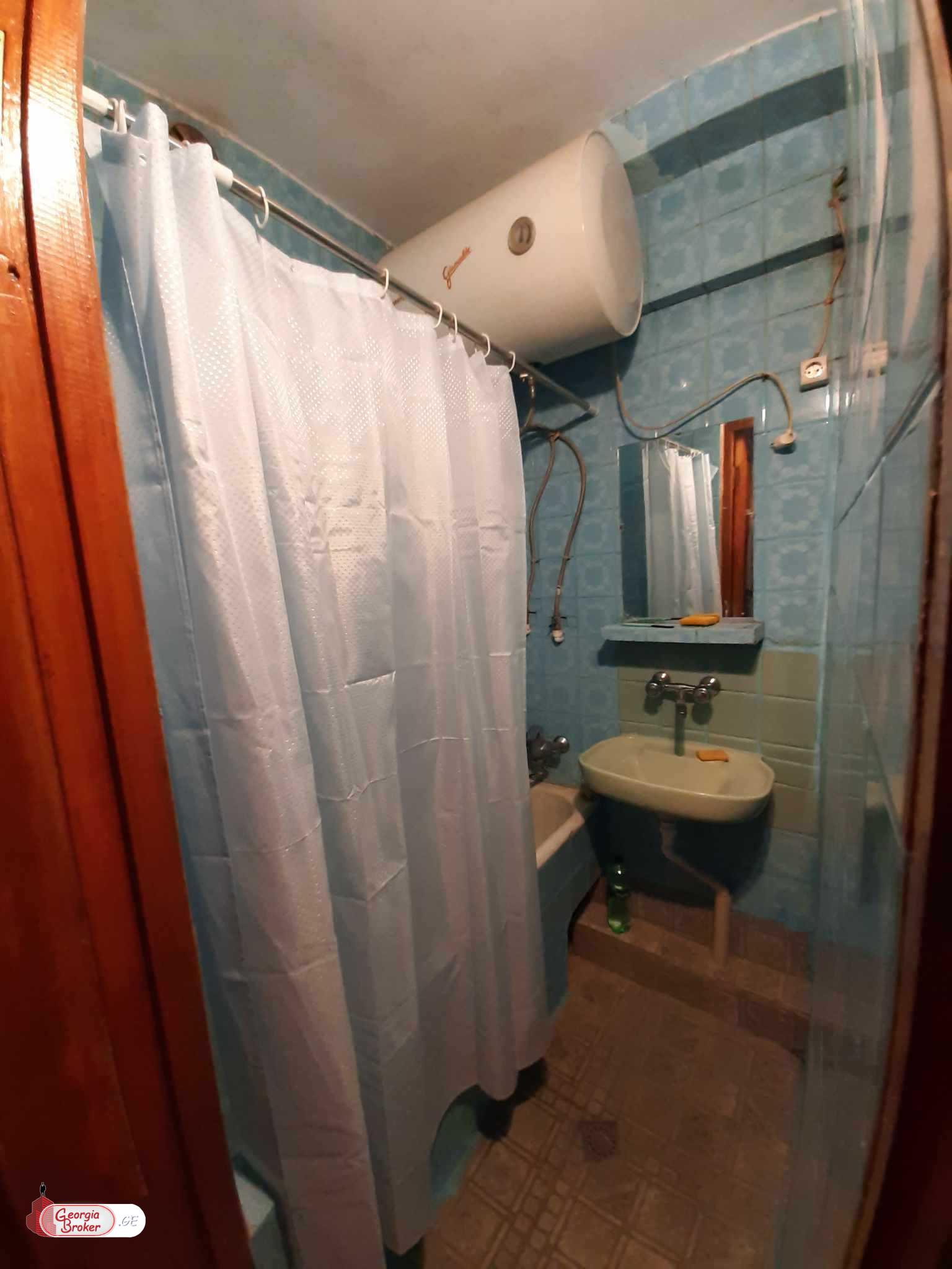 продается квартира без ремонта 4-комнаты