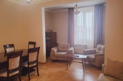 იყიდება ძველი გარემონტებული 3 ოთახიანი ბინა