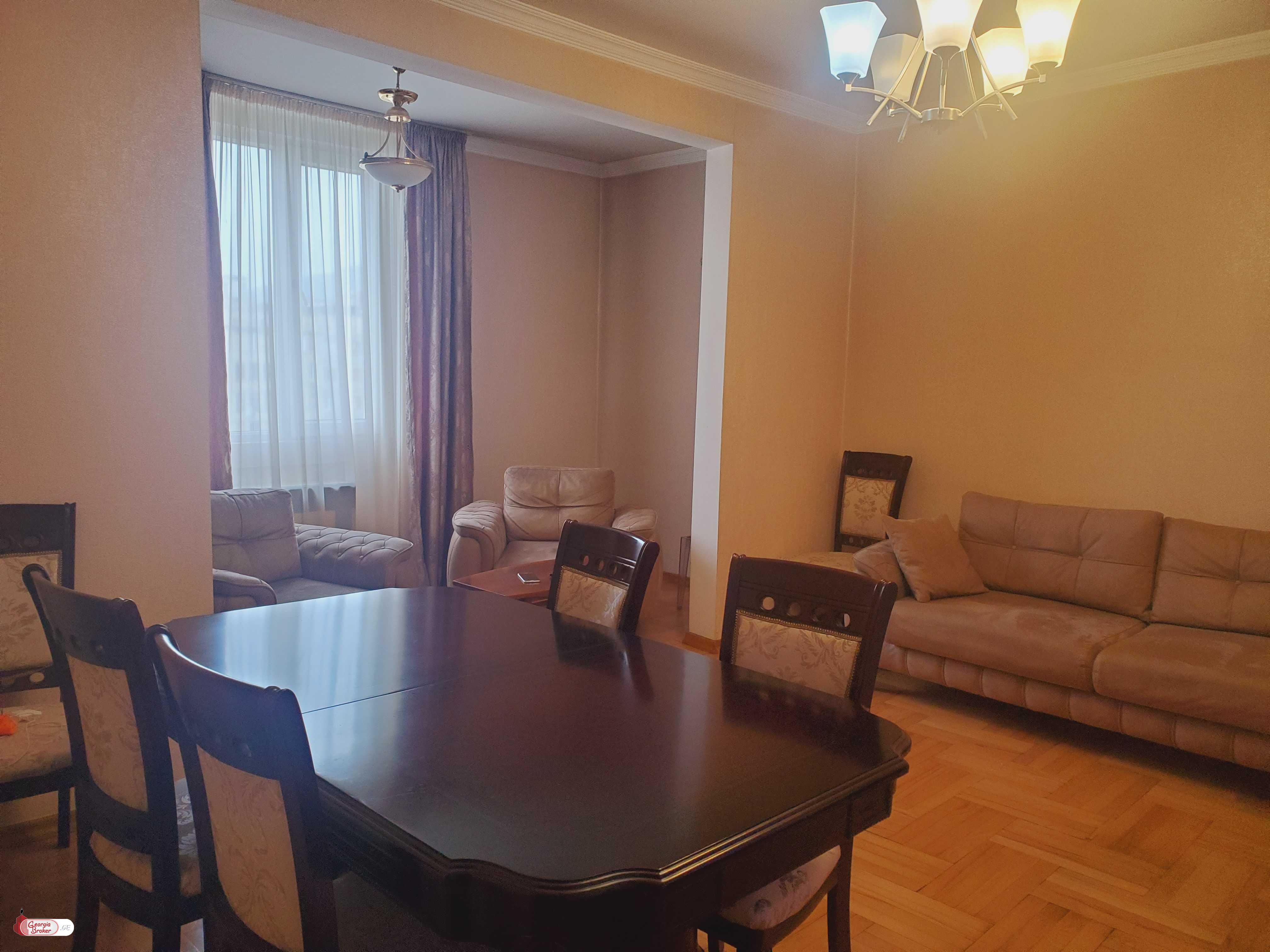 იყიდება ძველი გარემონტებული 3 ოთახიანი ბინა