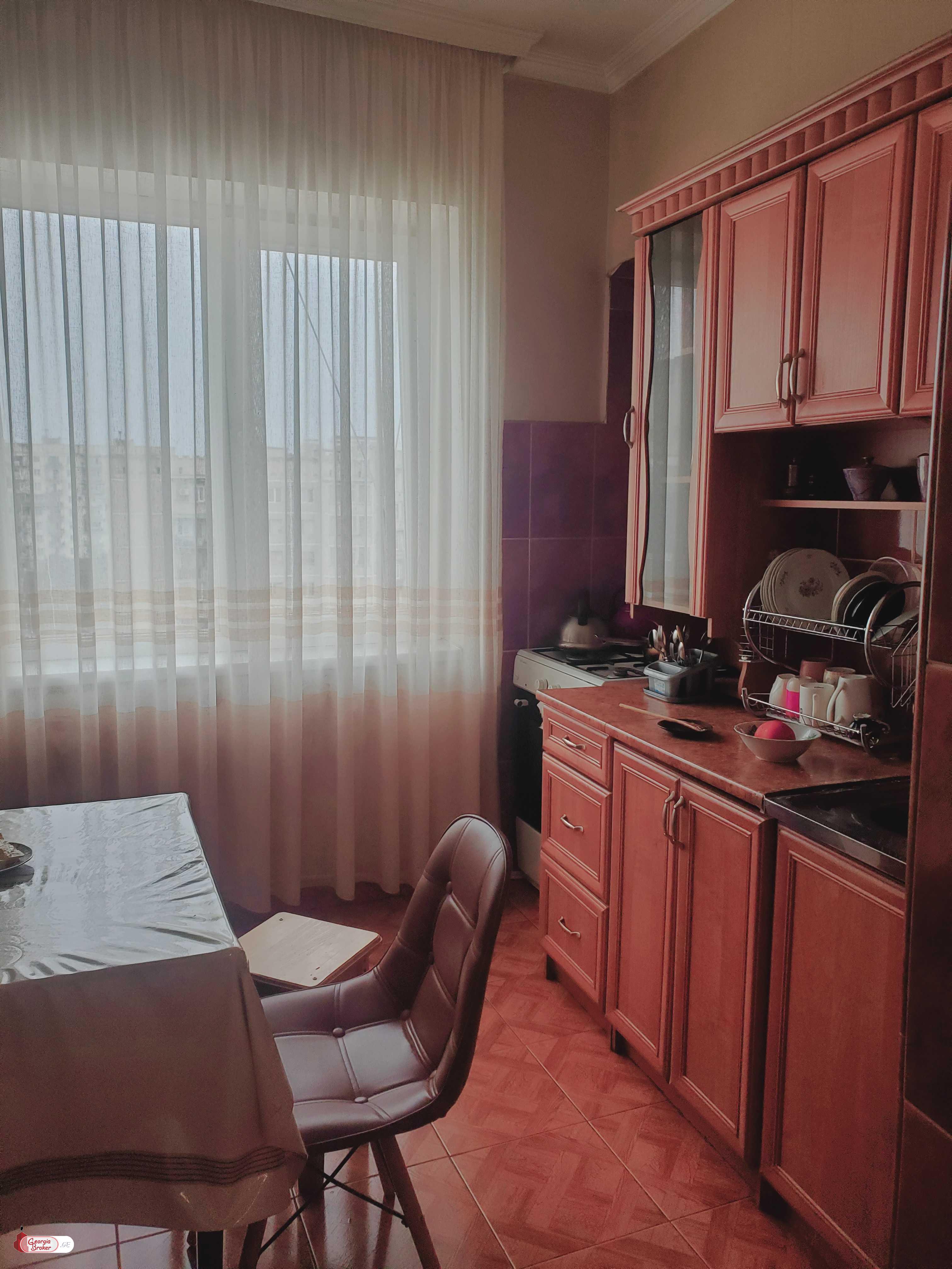 იყიდება ძველი გარემონტებული 3 ოთახიანი ბინა