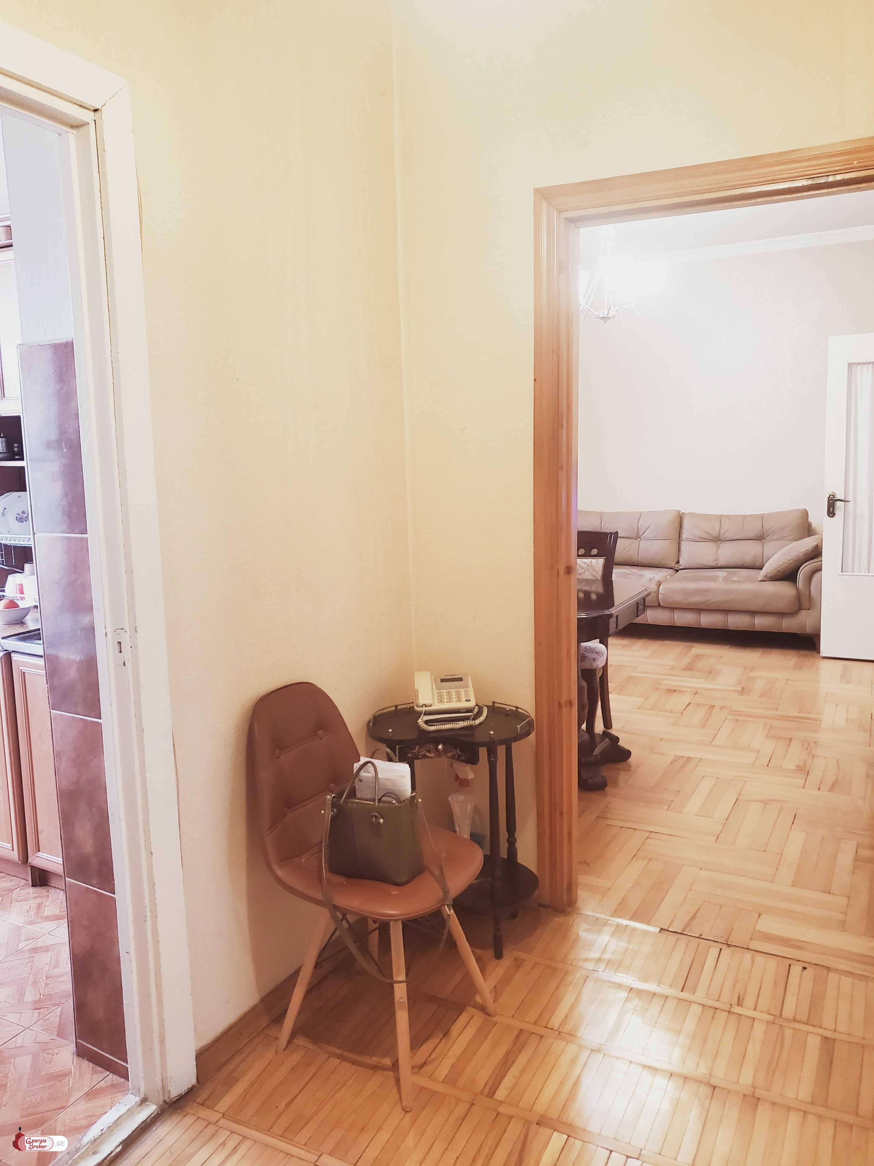 იყიდება ძველი გარემონტებული 3 ოთახიანი ბინა