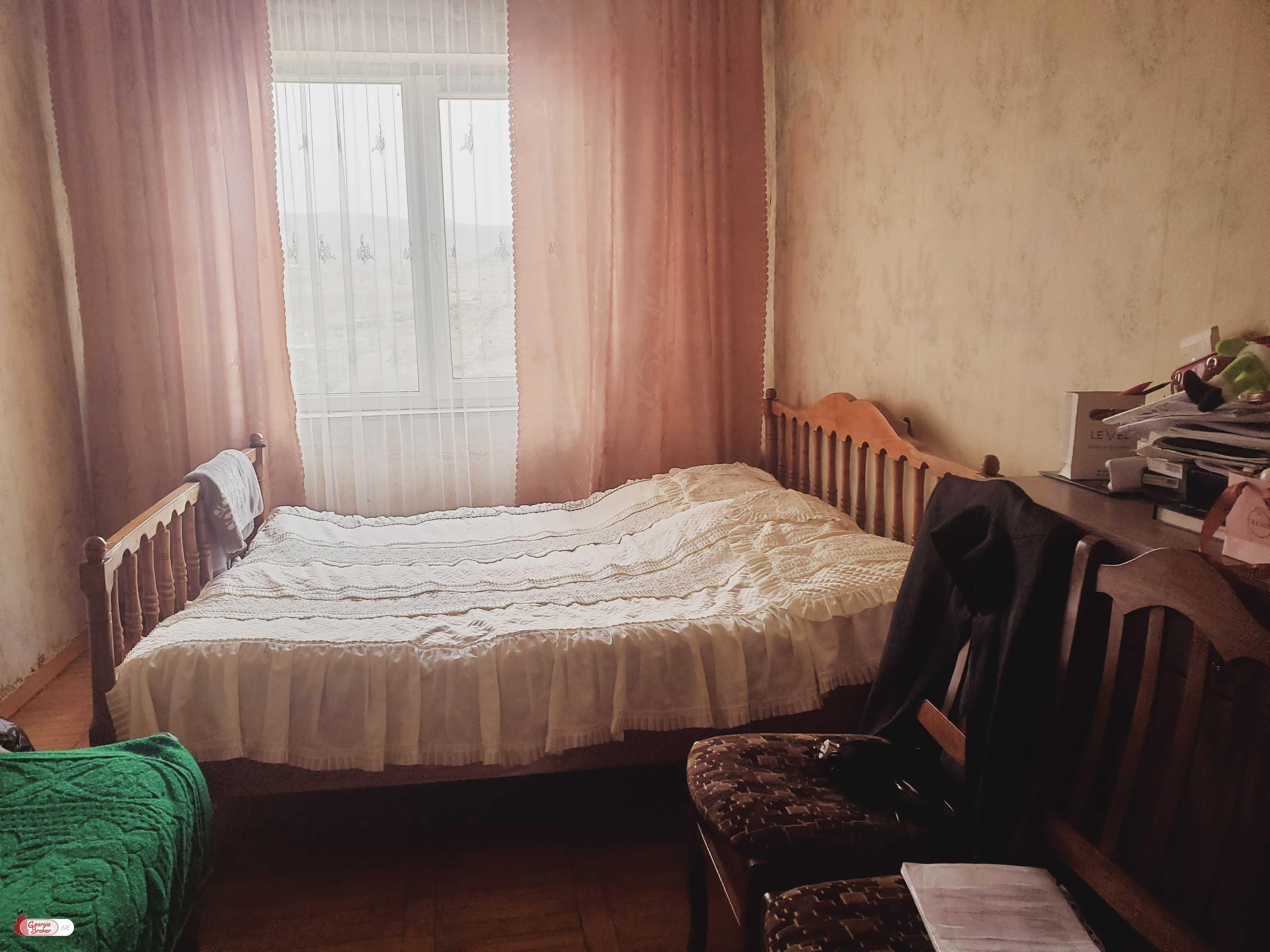 იყიდება ძველი გარემონტებული 3 ოთახიანი ბინა