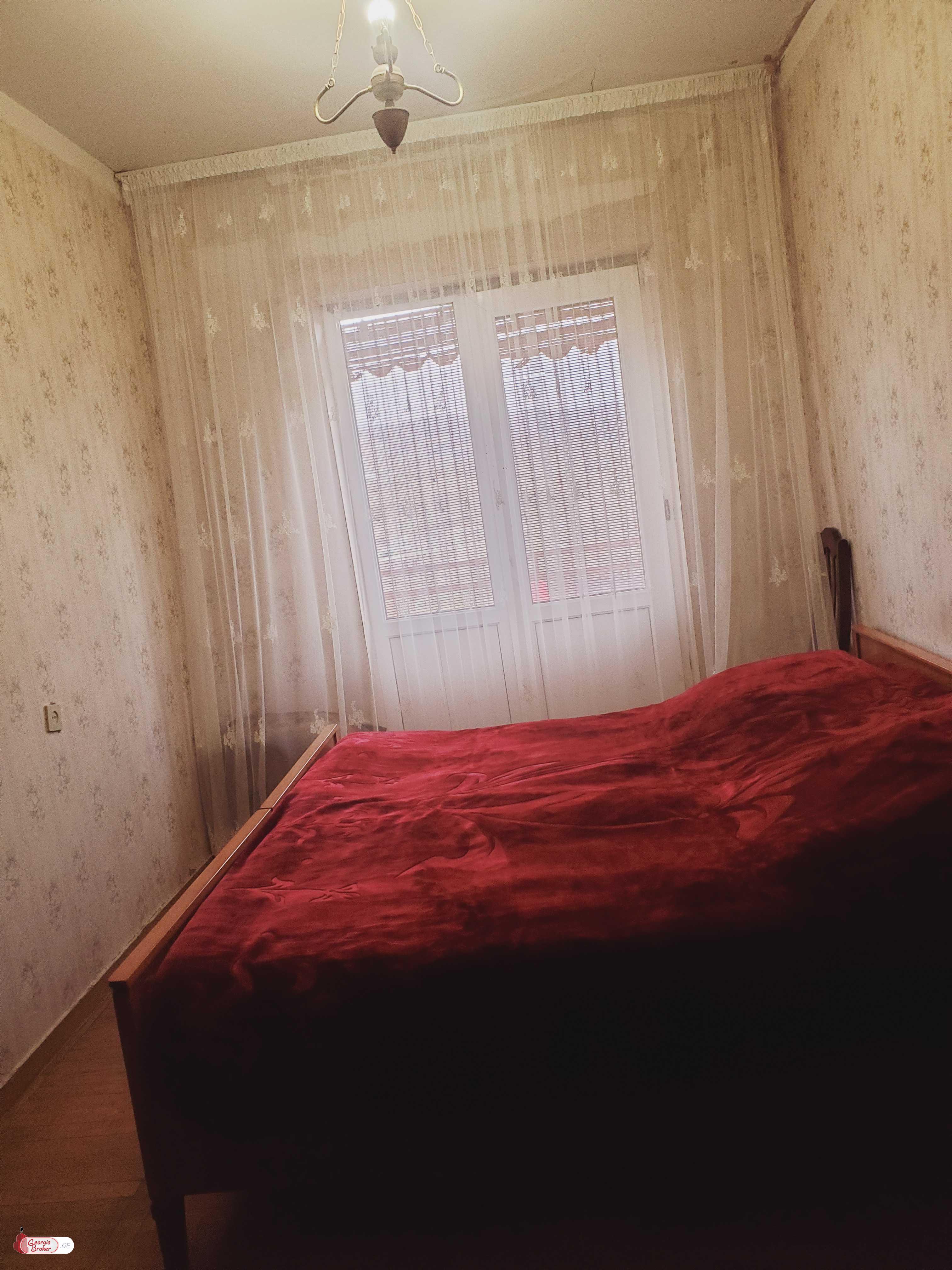 იყიდება ძველი გარემონტებული 3 ოთახიანი ბინა