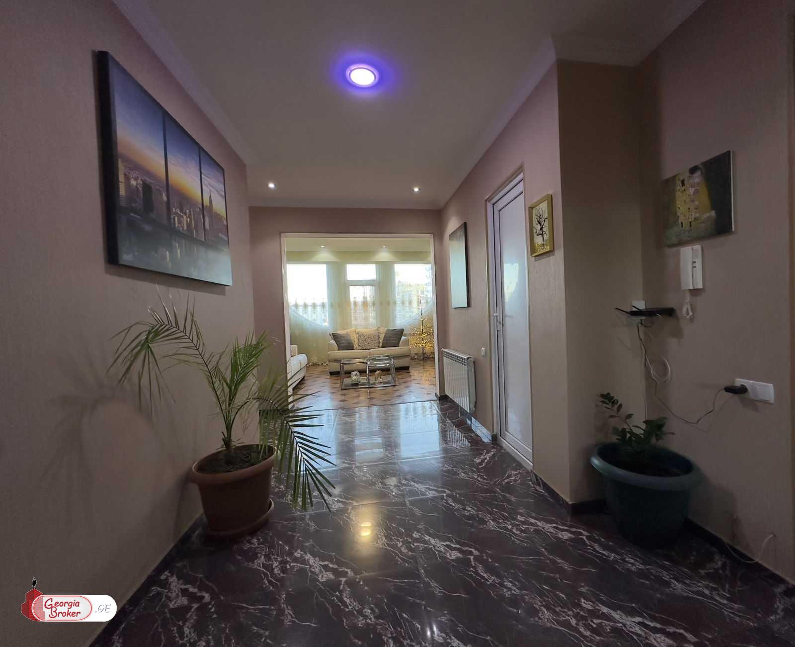 продается квартира с новым ремонтом 5-комнат