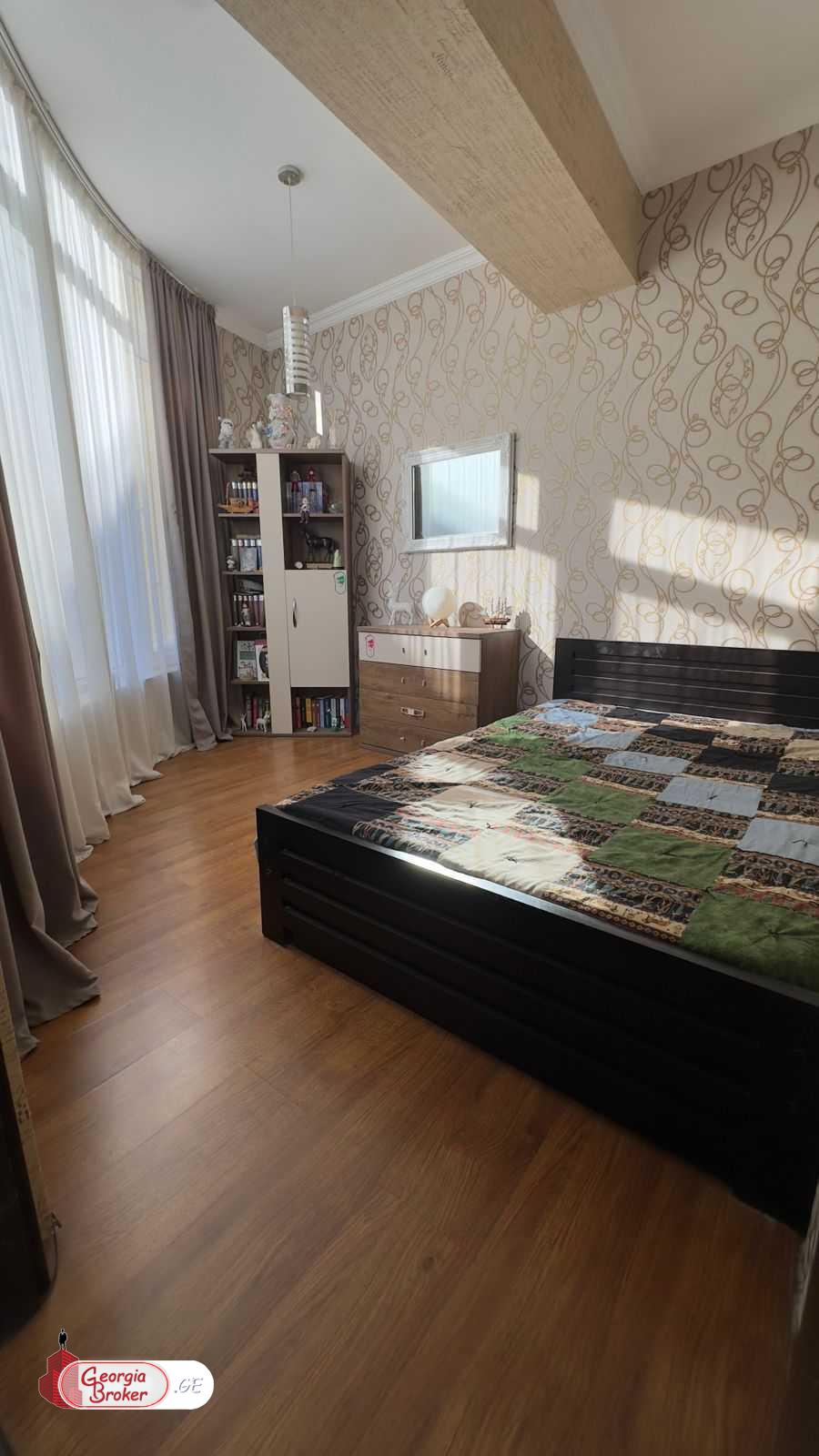 продается квартира с новым ремонтом 5-комнат