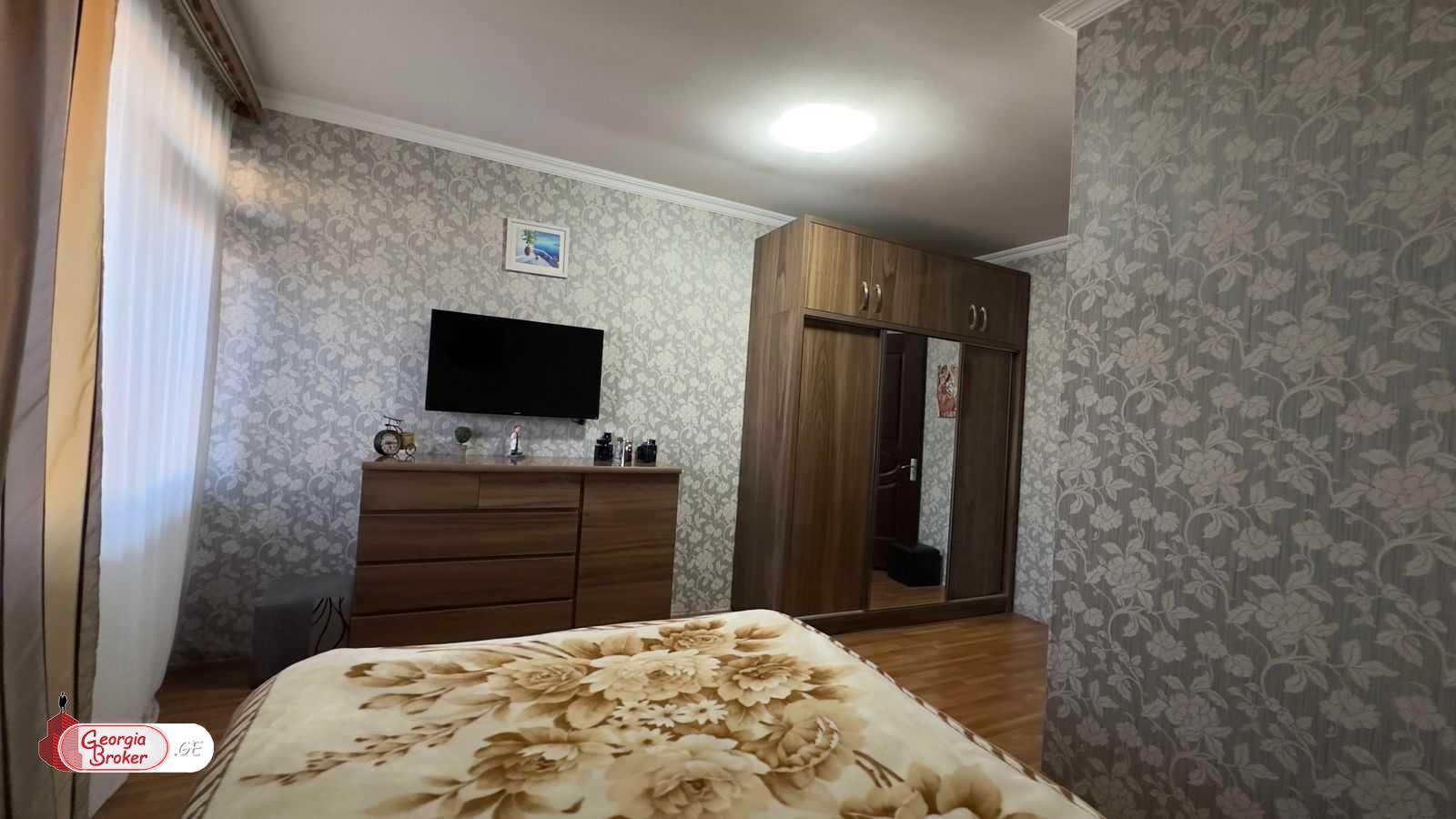 продается квартира с новым ремонтом 5-комнат