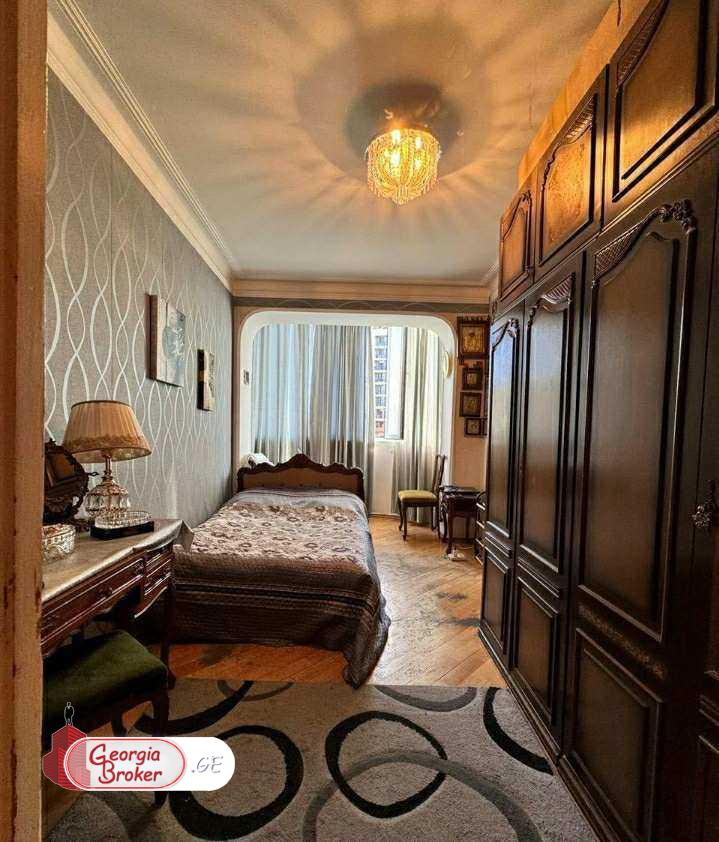 იყიდება ძველი გარემონტებული 2 ოთახიანი ბინა